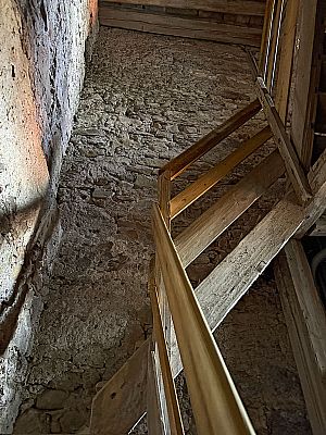 Eine schmale Holztreppe...