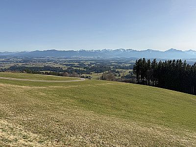 Herrlich ist der Ausblick von dort auf die Alpenkette