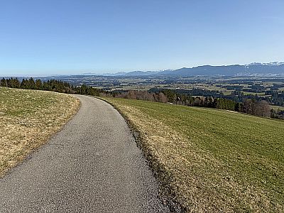 ...und folgen dem asphaltieren Weg hinunter...