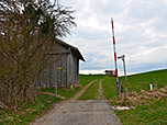 Vor diesem Holzstadel biegen wir links ab...