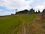 Nach dem Wald steuern wir linkshaltend auf eine Einsattelung zu