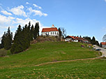 Der Gipfel des Auerbergs mit Kirche und Gasthof