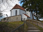 Über Stufen erreichen wir schließlich die St.-Georgs-Kirche