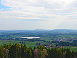 Blick über den Haslacher See zum Hohen Peißenberg