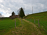...geht es über eine Wiese bergauf