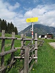 Wegweiser beim Wanderparkplatz vor Pertisau