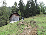 Wir passieren eine kleine Holzhütte