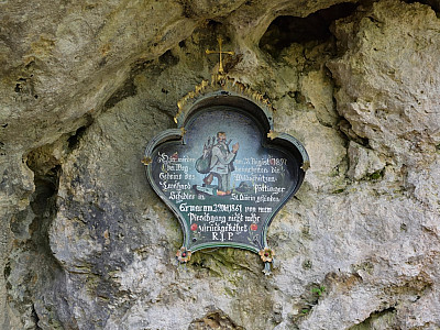 Die Gedenktafel für den Wildschützen Leonhard Pöttinger