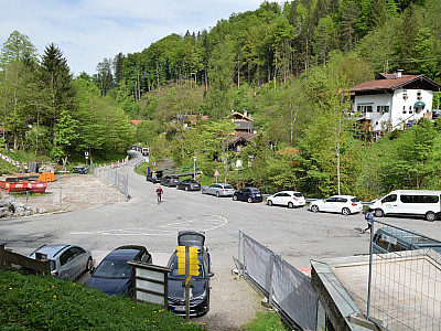Wir entscheiden uns für geradeaus und werfen einen Blick zurück zum Parkplatz