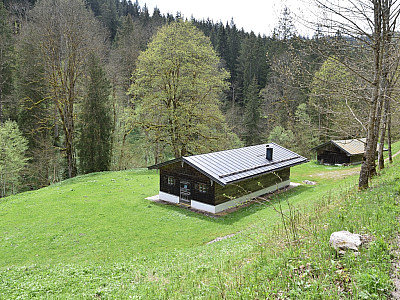 ... an mehreren Hütten vorbei, 