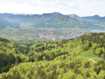 Die Aussicht über Rottach-Egern hinweg zum Hirschberg