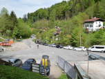 Wir entscheiden uns für geradeaus und werfen einen Blick zurück zum Parkplatz