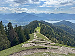 Über die Westseite steigen wir in kurzen Kehren bergab