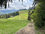 ...wandern wir in eine Senke hinunter