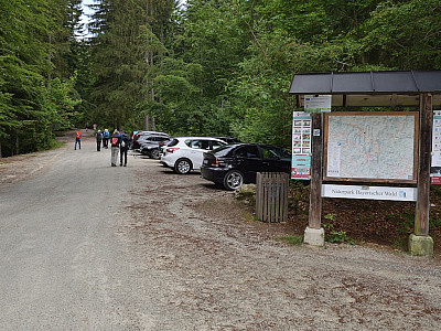 Wir starten am Parkplatz an dem sich auch eine Übersichtstafel der Wanderwege befindet