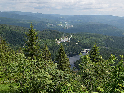 Der Ausblick auf den Großen Arbersee, auf das Biathlon Zentrum und auf Bayerisch Eisenstein