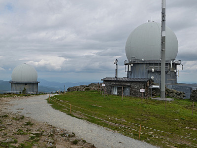 Die beiden Radome vom Gipfel