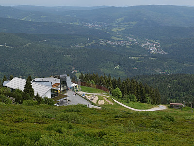 Etwas tiefer im Nordosten befindet sich das Arberschutzhaus