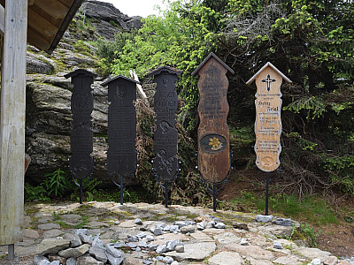 Gedenktafeln säumen die kleine Kapelle