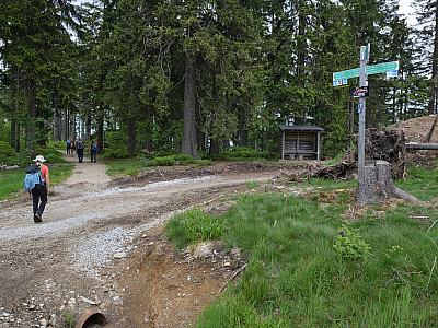 Vorbei an einem Unterstand... 