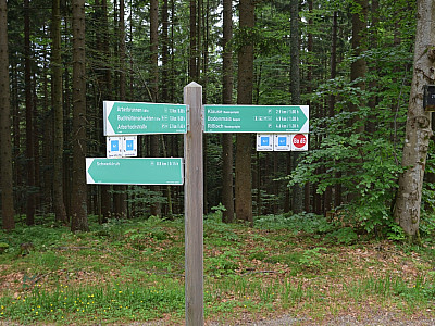 .. und weiter bis links der Weg nach Schweiklruh abzweigt.