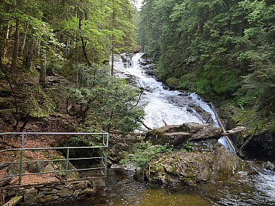 Über eine Brücke wechseln wir die Uferseite ...
