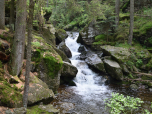 Ein kleinerer Wasserfall im oberen Bereich