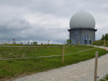 Eins der beiden Radome am Gipfel