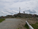 Den höchsten Punkt am Arber  markiert ein Kreuz