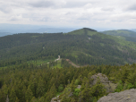 Vor dem Kleinen Arber sieht man die Chamer Hütte