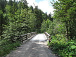 Brücke, die über einen Zufluss des Schwarzenbachs führt