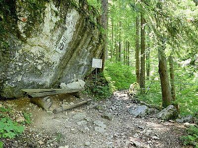 Wir passieren diesen Felsen mit Sitzbankerl...