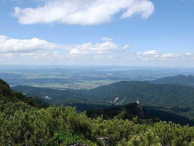 Im Nordwesten ist Benediktbeuern und der Starnbergersee zu erkennen