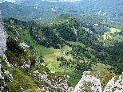 Tief unter uns sieht man die Tutzinger Hütte