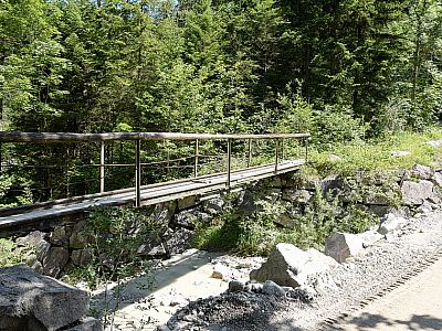Eine kleine Brücke führt uns über einen Zufluss zum Lainbach