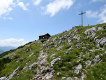 Knapp unter dem Gipfelkreuz befindet sich das Gipfelbiwak