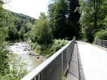 Nach dem Parkplatz und dem Lainbach halten wir uns links