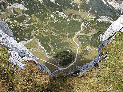 Tiefblick auf den Zustieg von der Abbruchkante der Bernadeinwände.