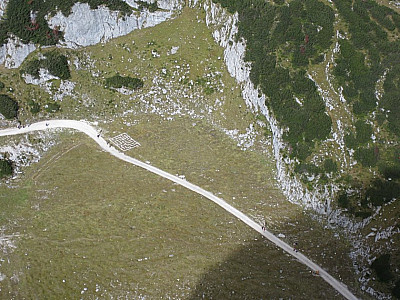 Blick auf das Steinlabyrinth und die steinernen Namen am Bergerlebnisweg.