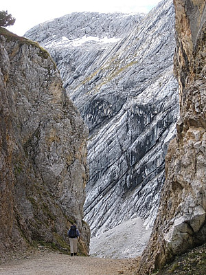 Felsdurchbruch auf dem Weg zum Einstieg.