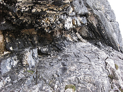 Brüchiger Überhang kurz nach dem Einstieg.