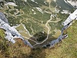 Tiefblick auf den Zustieg von der Abbruchkante der Bernadeinwände.