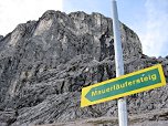 Wegweiser zum Steig. Abzweig von den Schöngängen.
