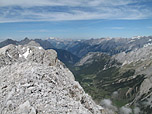 Links von der Bildmitte schimmert das Wettersteingebirge durch