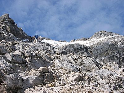 ...geht's mühsam über Schotter steil