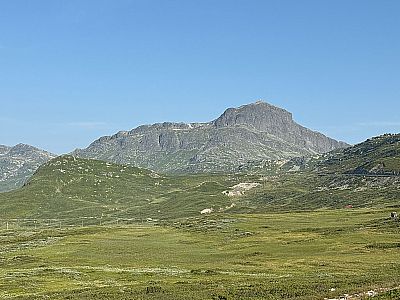Das Bitihorn aus südlicher Richtung vom Fylkesvei 51 gesehen