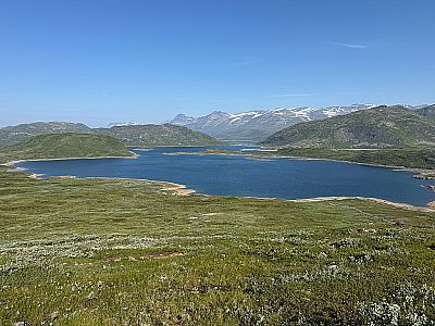 Hinter dem Bygdin zeigen sich immer mehr Gipfel des Jotunheimen-Gebirges
