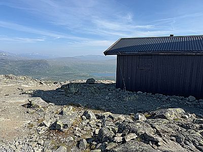 Die nicht öffentlich zugängliche Hütte...