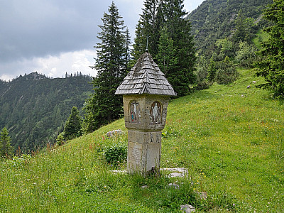 Ein Gedenkstein für die Lawinenopfer, die hier verunglückten