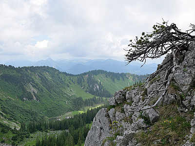 Im Dunst ist der Ross und Buchstein zu sehen